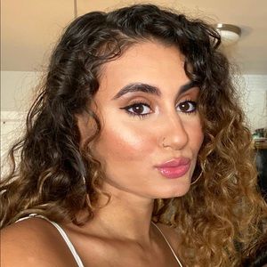 Meet your Posher, Amira